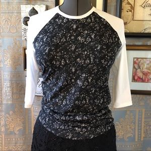 Lularoe Bl&Wh long sleeve T shurt size xs like new